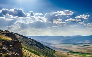 Are there any hiking trails near Ellensburg that offer scenic views?